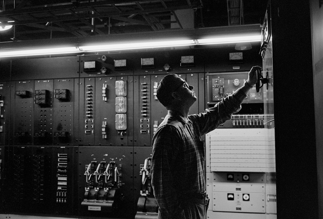 Underhåll av telefonutrustning hos PacTel aka Pacific Telephone i Bellingham, ... av Ted Spiegel