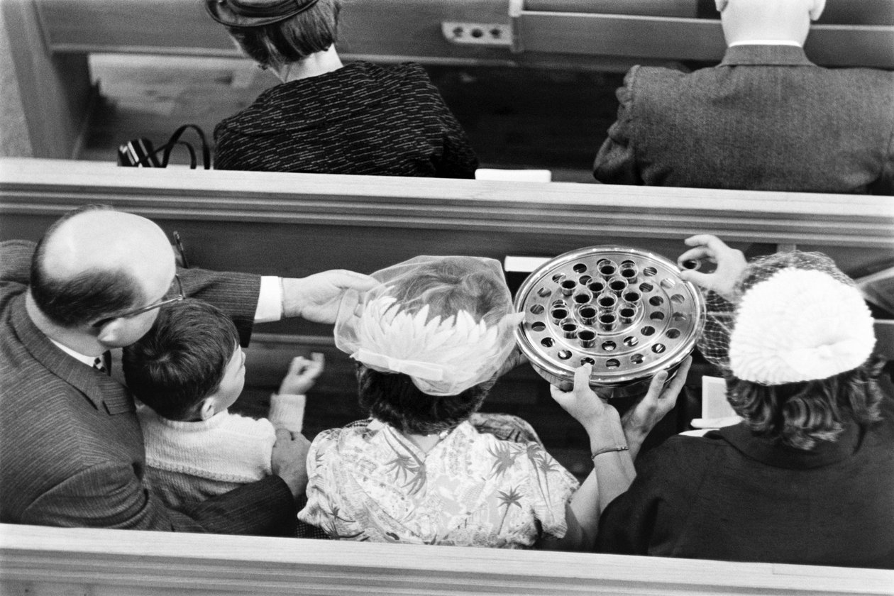 Vin serveras under nattvarden under en söndagsgudstjänst på First Congregational Chu... av Ted Spiegel