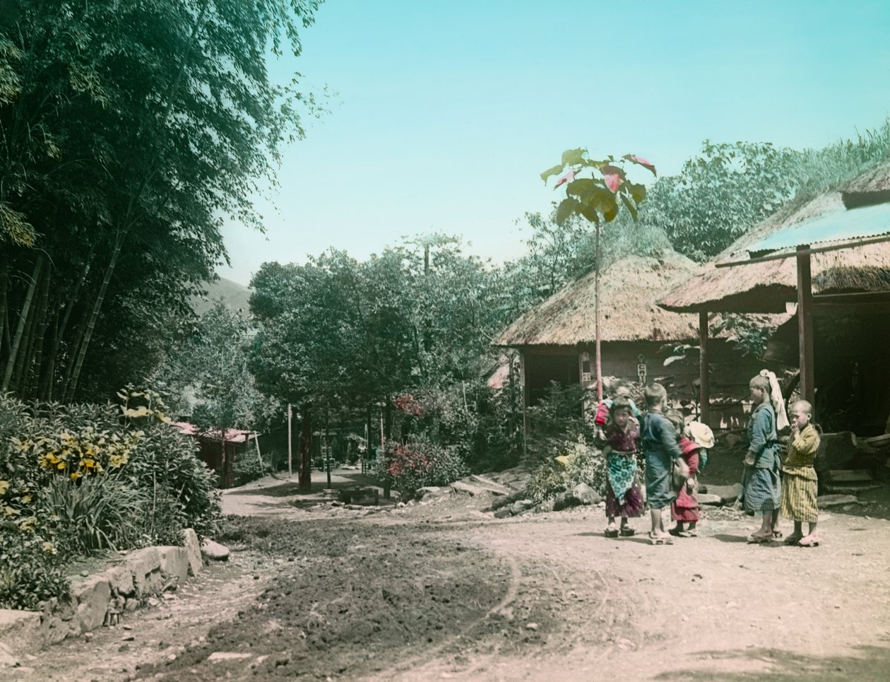Barn leker på gatan på vägen till Miyanoshita ca 1900 - 1915 (fotografi) av Teijiro Takagi