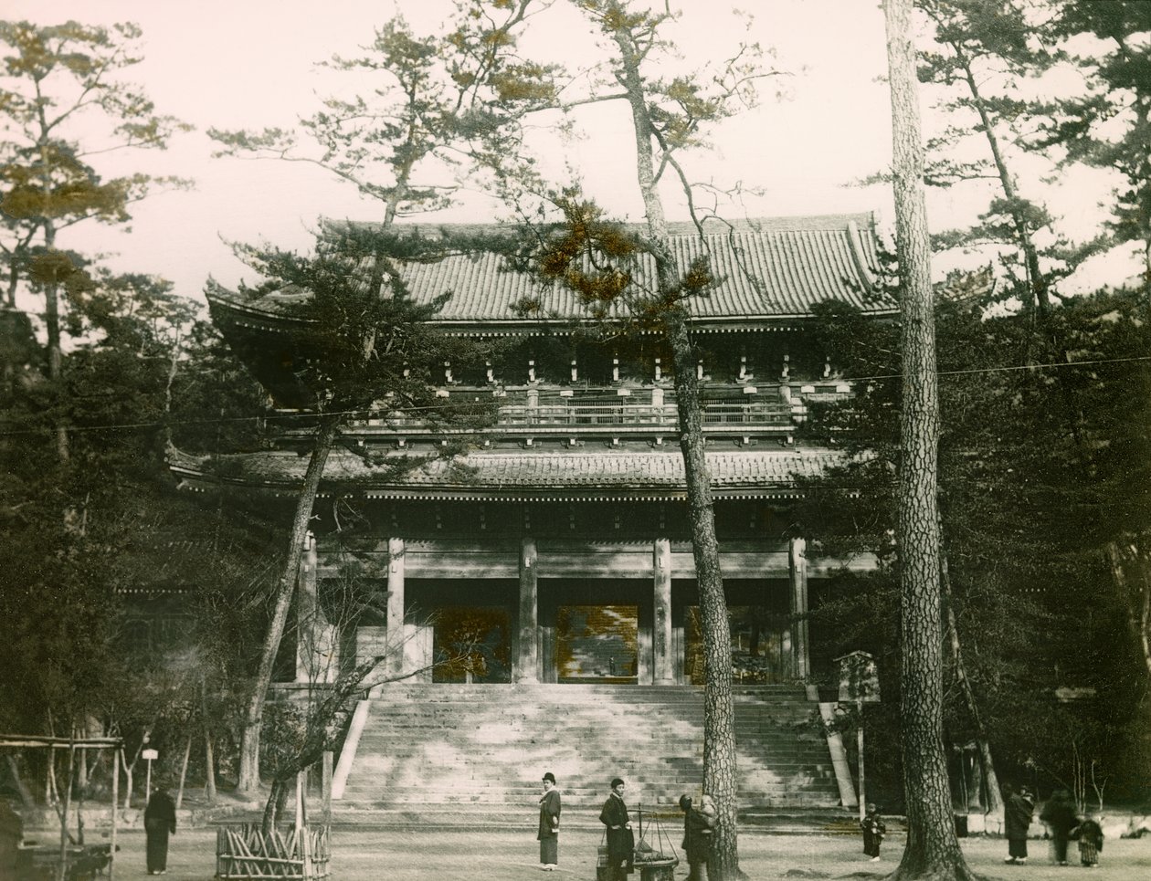 Chion-in Buddhisttemplets port, Higashiyama-distriktet, Kyoto, ca 1900 - 1915 (fotografi) av Teijiro Takagi