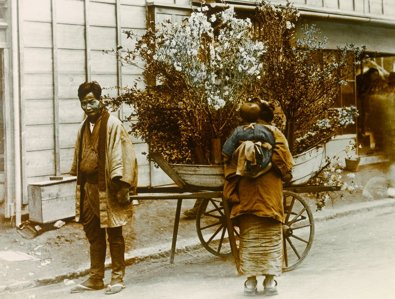 Ambulerande blomsterförsäljare på Tokyos gator, cirka 1900 - 1915 (fotografi) av Teijiro Takagi