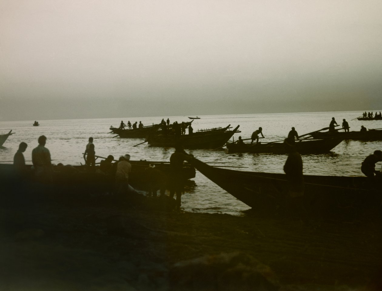 Japansk fiskare till havs, ca 1900 - 1915 (fotografi) av Teijiro Takagi