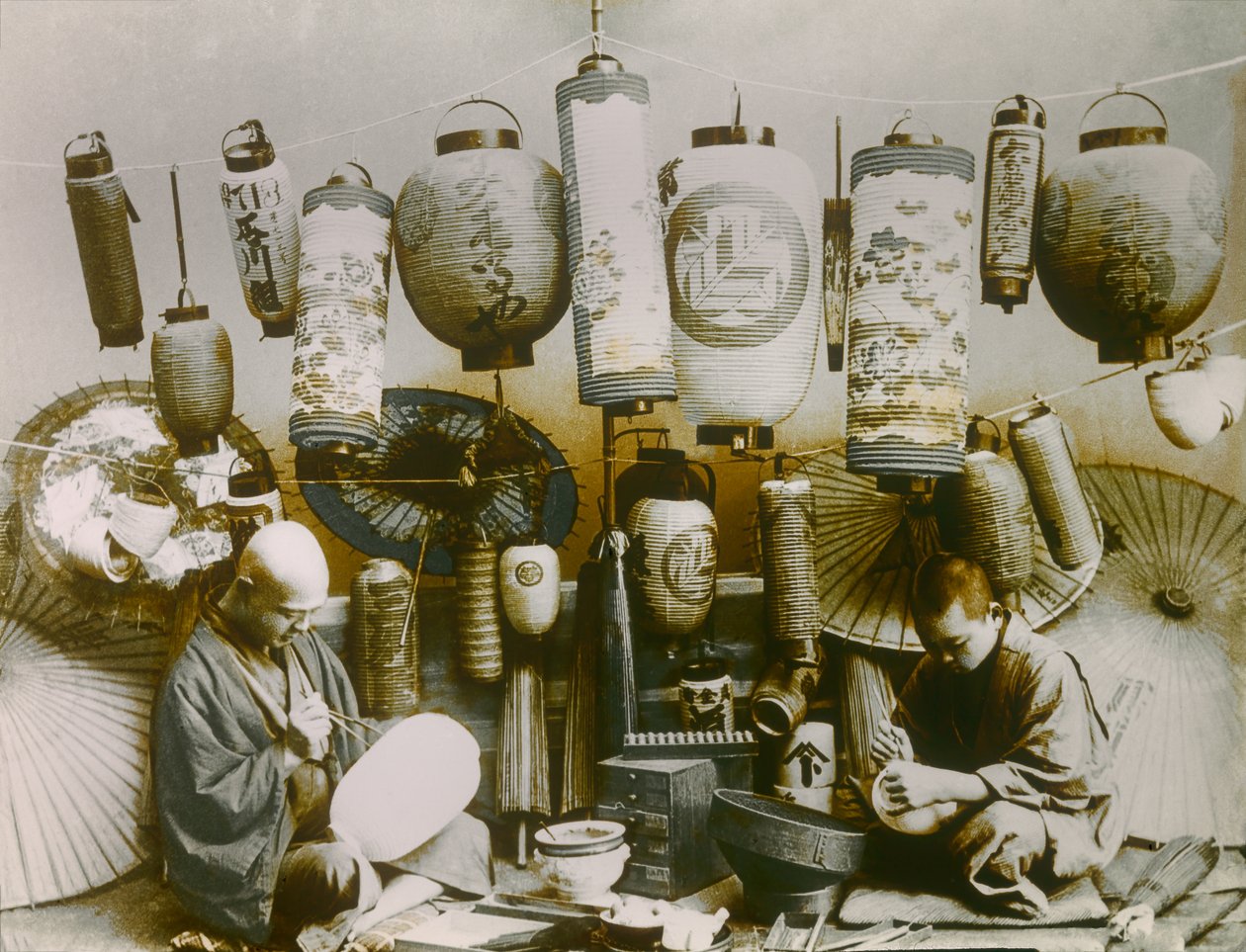 Porträtt av japansk lykt- och parasollmakare, ca 1900 - 1915 (fotografi) av Teijiro Takagi