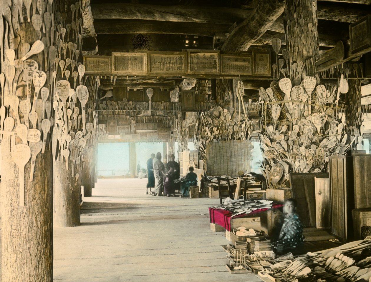 Risskedsförsäljare i Thousand Tatami Pavilion, Miyajima, cirka 1900 - 1915 (fotografi) av Teijiro Takagi