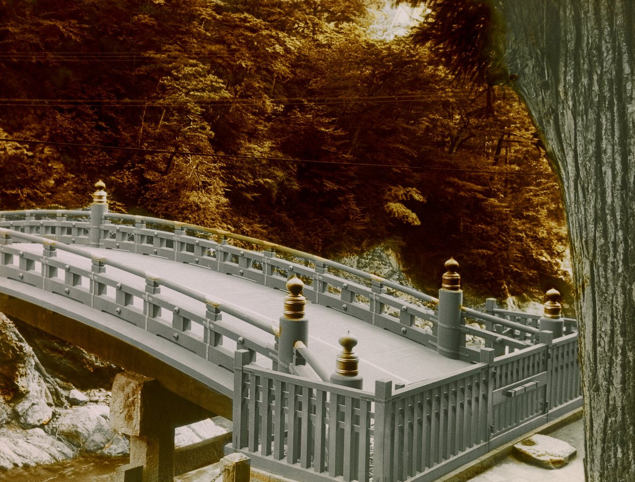 Shinkyo (den heliga bron) i staden Nikko, cirka 1900-1915 (fotografi) av Teijiro Takagi
