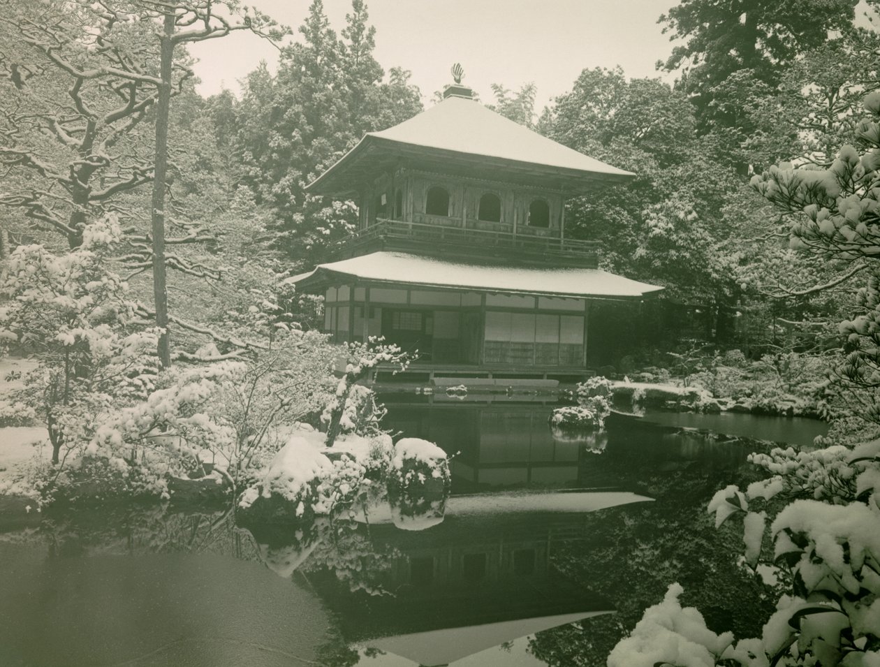Vy över Ginkaku-ji under snön i Kyoto, ca 1900 - 1915 (fotografi) av Teijiro Takagi