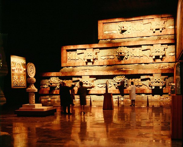 Reproduktion av Quetzalcoatls tempel från Teotihuacan (målad sten) (se även 207570 och 207569) av Teotihuacan