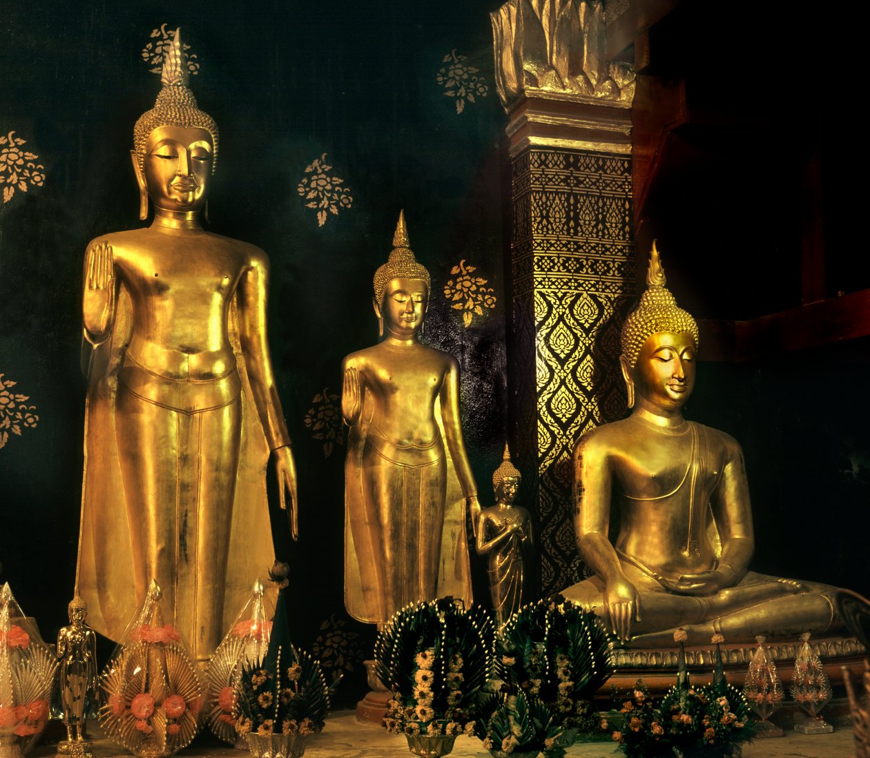 Buddhor från Sukhothai-perioden av Thai School