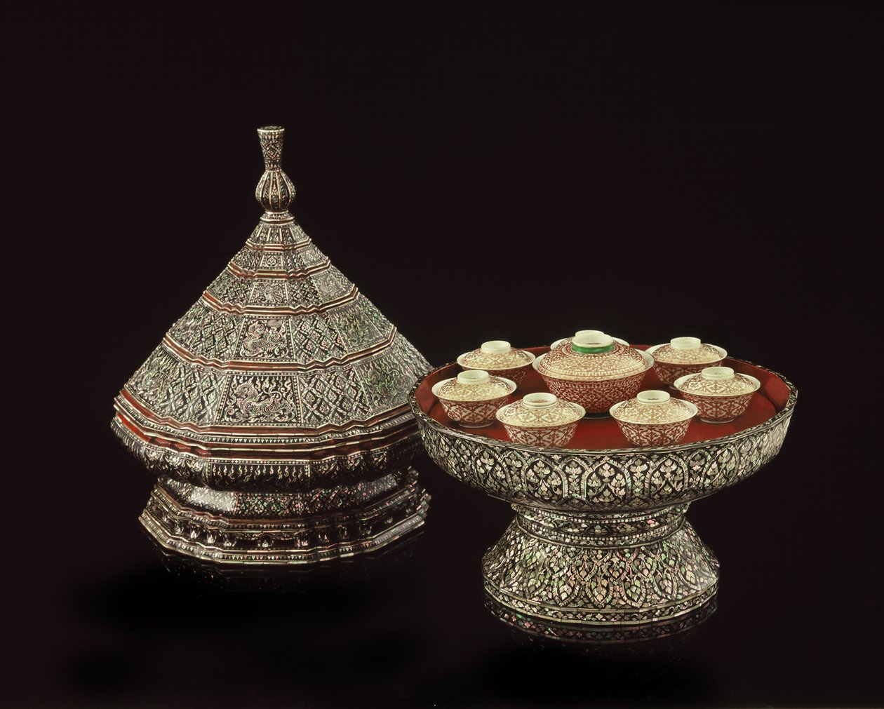 Behållare (pärlemor) av Thai School