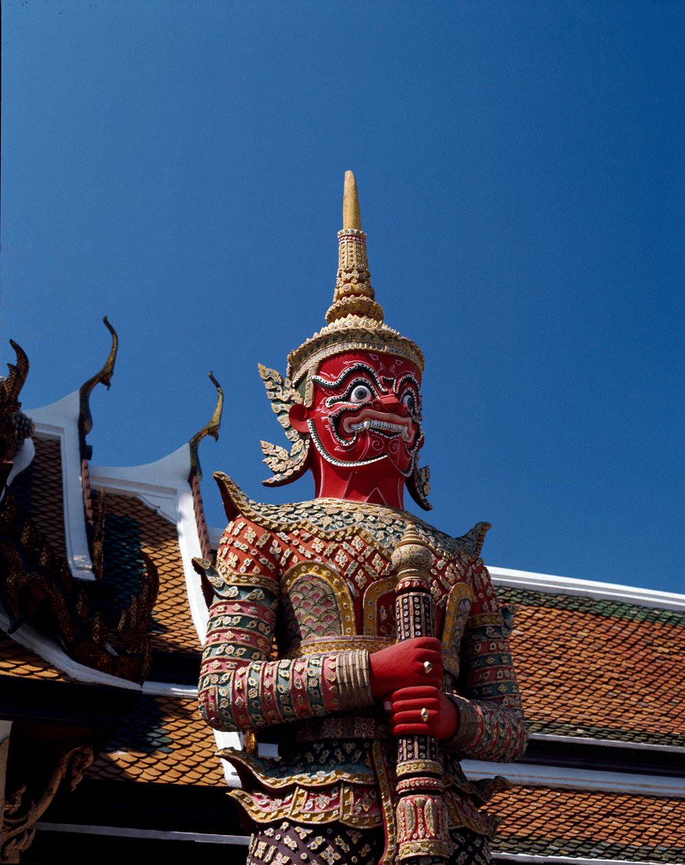 Detalj av en djävul som håller dörren av Thai School