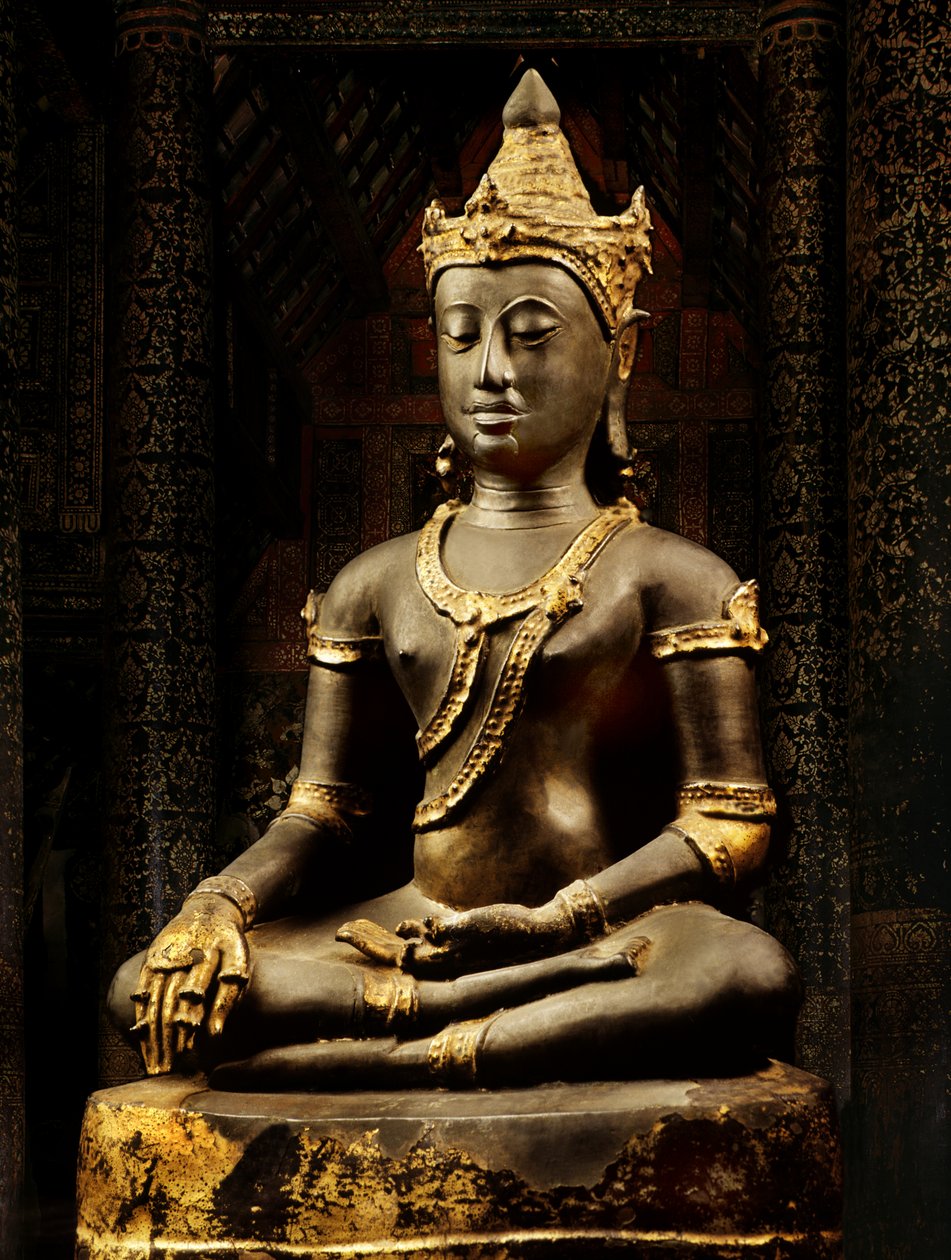 Lanna Buddha prydd med regalier av Thai School