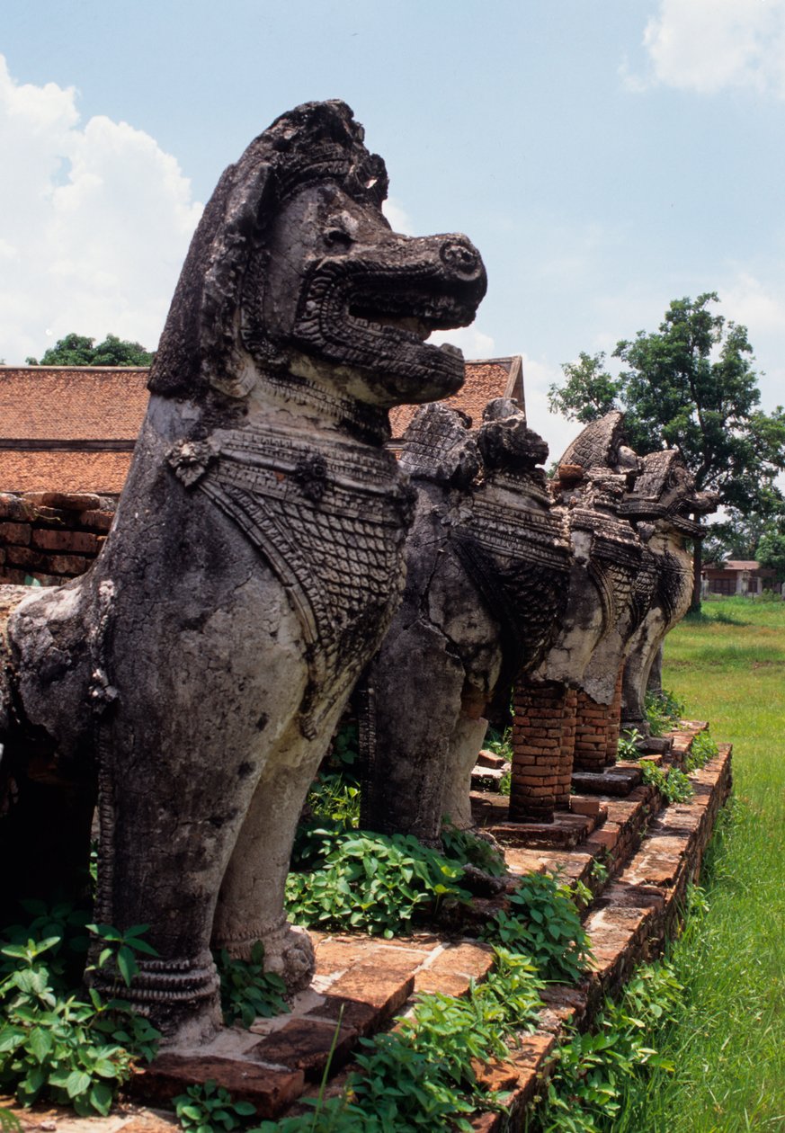 Lejonliknande stenskyddsfigurer byggda runt stupans bas av Thai School