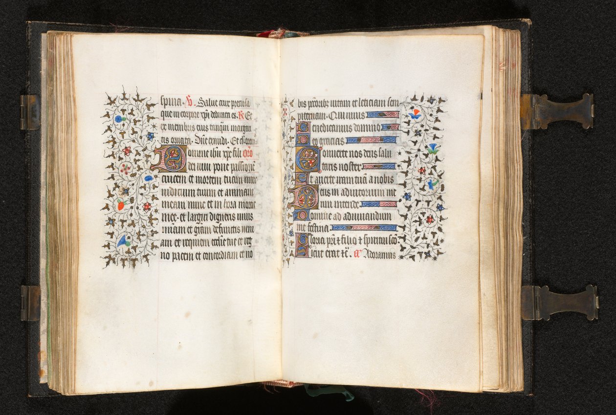 Bok av timmar Användning av Paris: fol. 106R, flera initialer med dekorerad gräns, c. 1420. av The Bedford Master