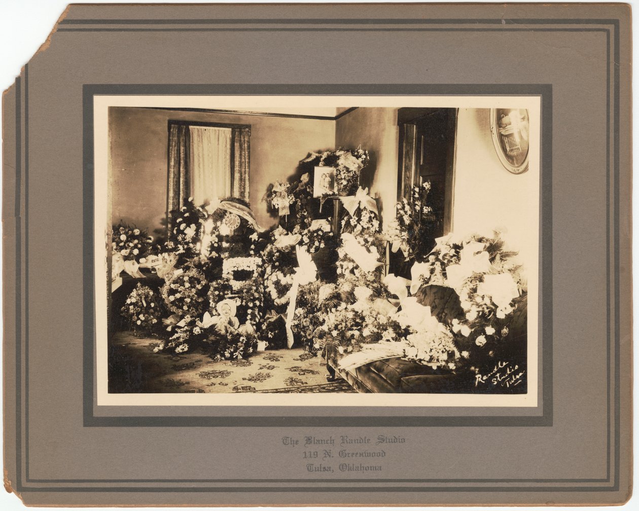 Fotografiskt tryck av blomsterarrangemang för begravning för Samuel M. Jackson Jr., september 1928. av The Blanch Randle Studio