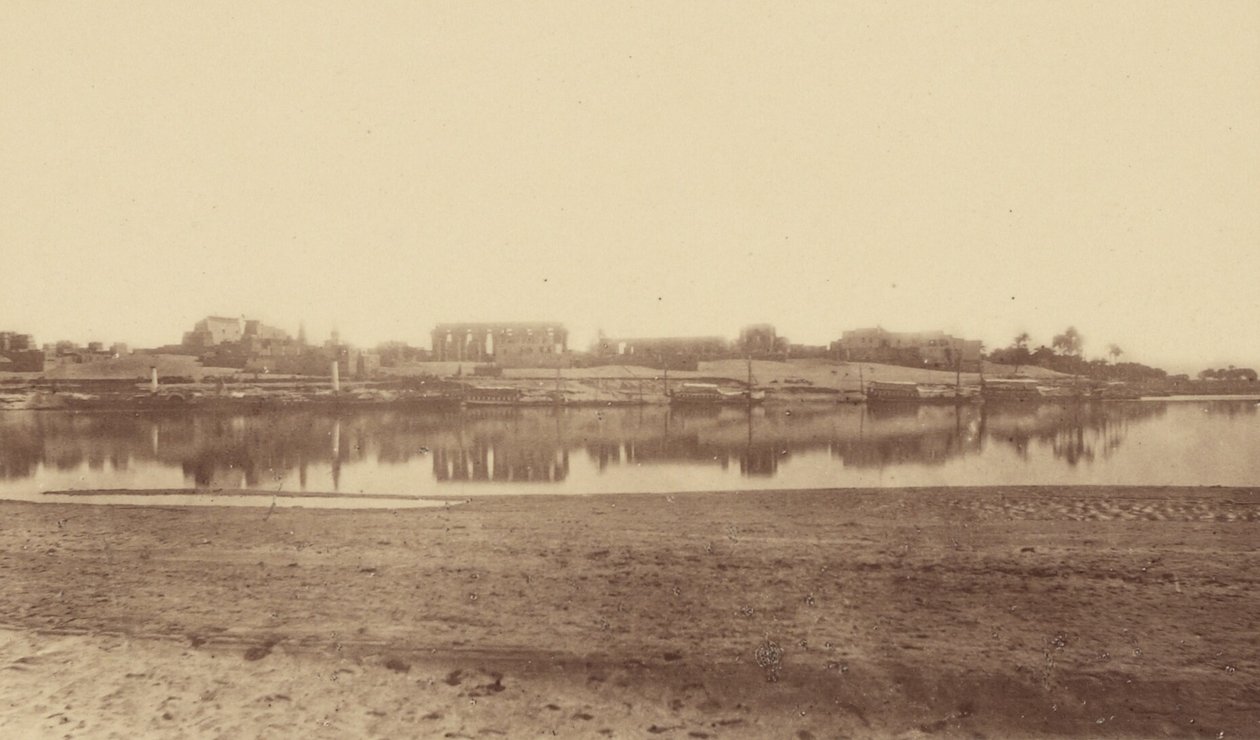 [Översikt över Luxor från motsatta stranden] av Théodule Devéria