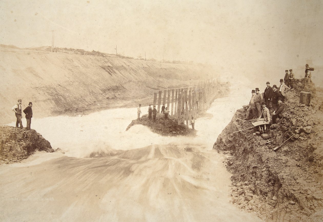 Släpp in vattnet i Ellesmere Port, med E.L. Williams och andra ingenjörer (sepiafoto) av Thomas Birtles