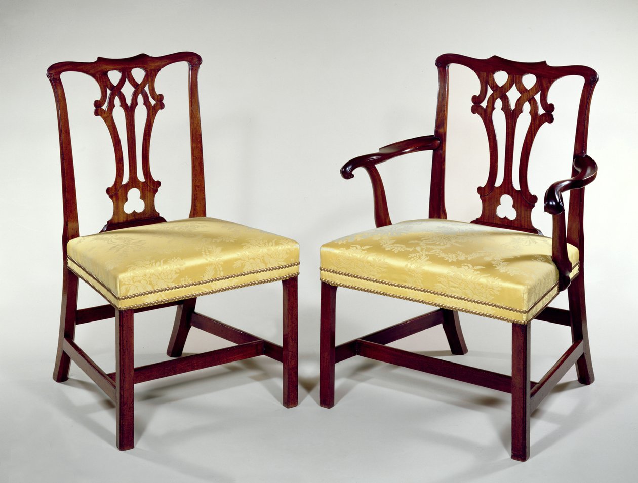 Matstolar, med ryggar med inflätade ryggar och fyrkantiga fasade ben, ca 1760 (mahogny) av Thomas Chippendale