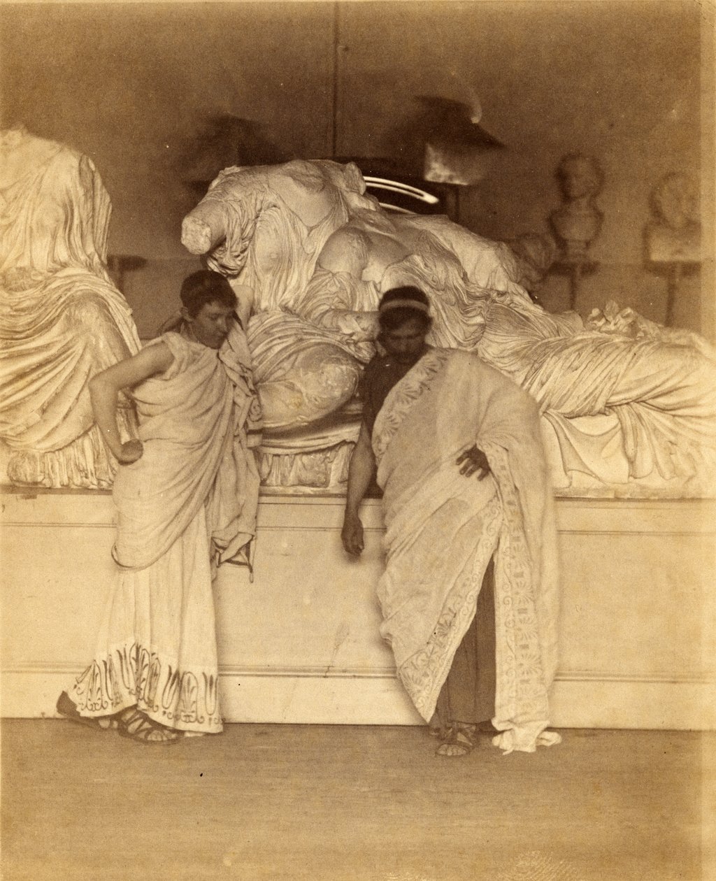 Två manliga studenter i grekisk kostym före en gipsavgjutning av de tre öden från Elgin Marbles, ca 1882-3 (albumin silvertryck) av Thomas Eakins