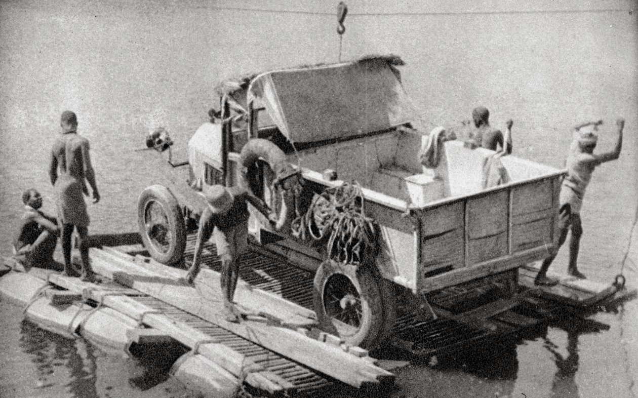 Korsar floden Chambesi på en trasig ponton, norra Rhodesia, 1925 1927 av Thomas A. Glover