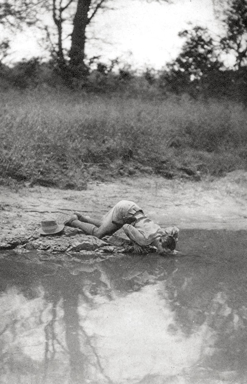 Errol Hinds dricker, Mongalla till Terrakekka, Sudan, 1925 1927 av Thomas A. Glover