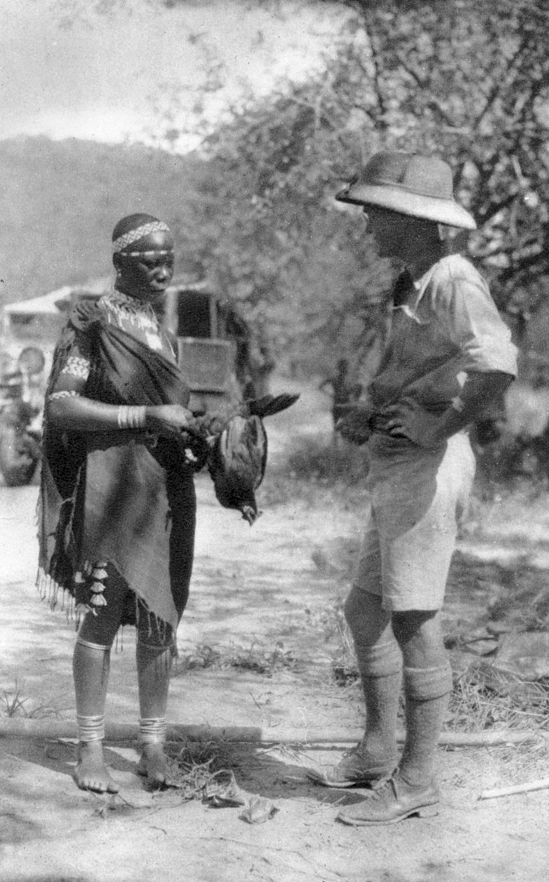 Errol Hinds gör en affär med kycklingar, Wankie till Victoriafallen, södra Rhodesia, 1925 1927 av Thomas A. Glover