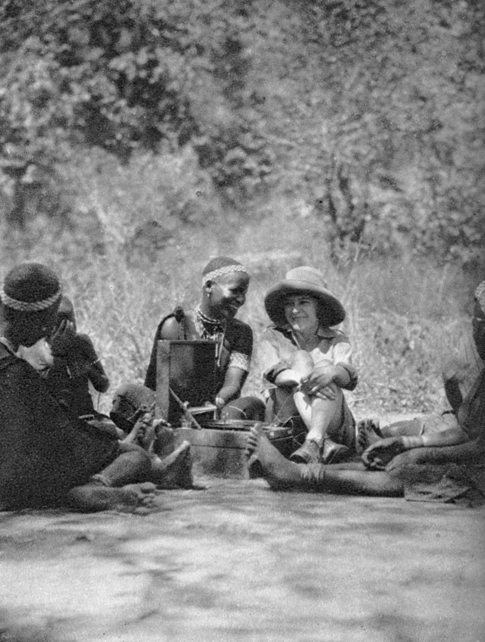 Lyssnar på grammofonen, Bulawayo till Dett, Rhodesia, c1924-c1925 1927 av Thomas A. Glover