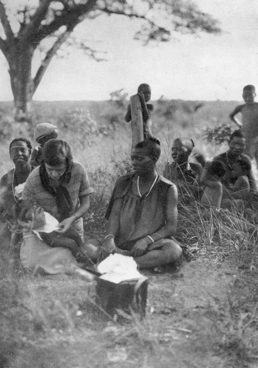 Stella Court Treatt tar hand om ett sjukt barn, Bulawayo till Dett, södra Rhodesia, c1924-c1925 1927 av Thomas A. Glover