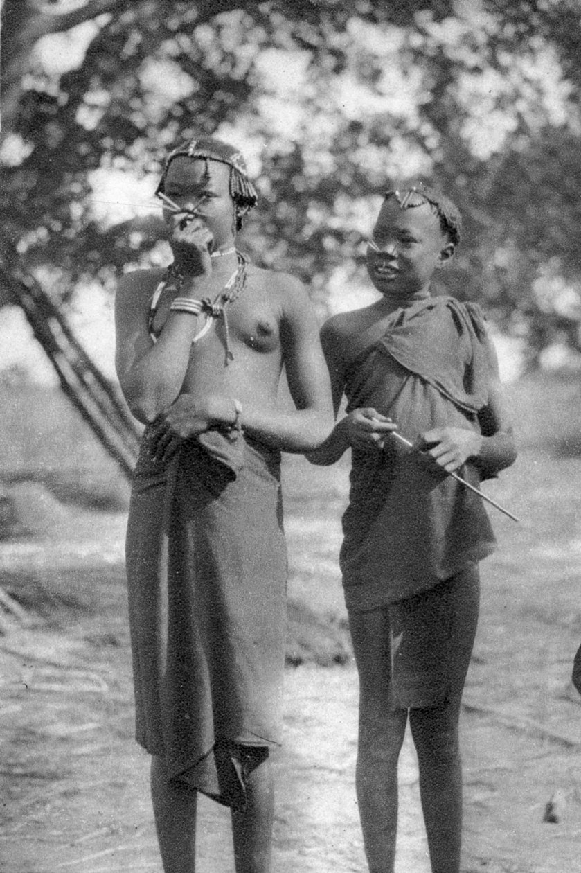 Unga flickor med käppar i näsan och läpparna, Terrakekka till Aweil, Sudan, 1925 1927 av Thomas A. Glover
