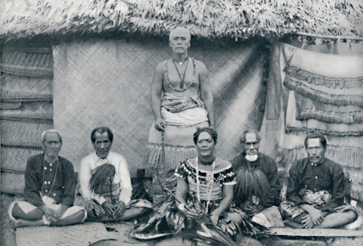 En grupp samoaner, inklusive den välkände rebellen Mataafa Iosefo den stående figuren, 1902 av Thomas Andrew