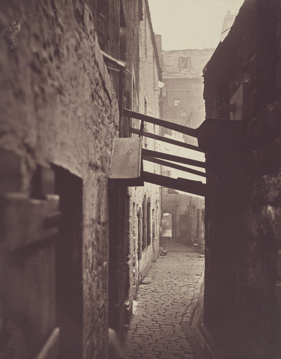 Close, nr 83 High Street. av Thomas Annan