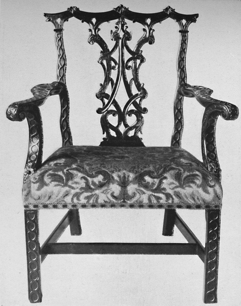 Kinesisk Chippendale armbågsstol med sits i modernt handarbete, mitten av 1700-talet, 1928 av Thomas Chippendale
