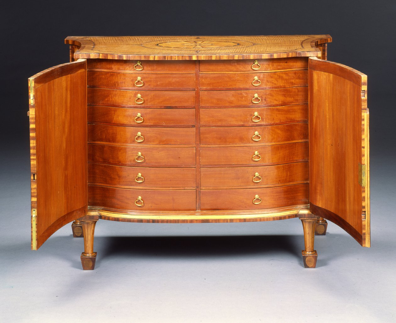 En av ett par George III-kommoder (harved & kingwood) av Thomas Chippendale