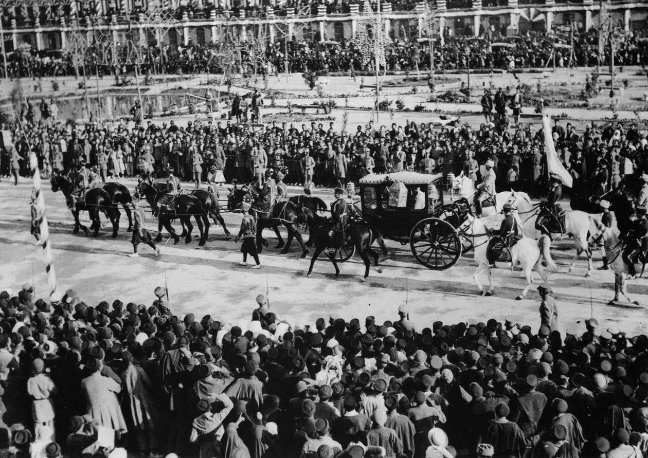 Maandamano ya kutawazwa, Tehran, 1926 swed av Thomas E. and Horace Grant Grant