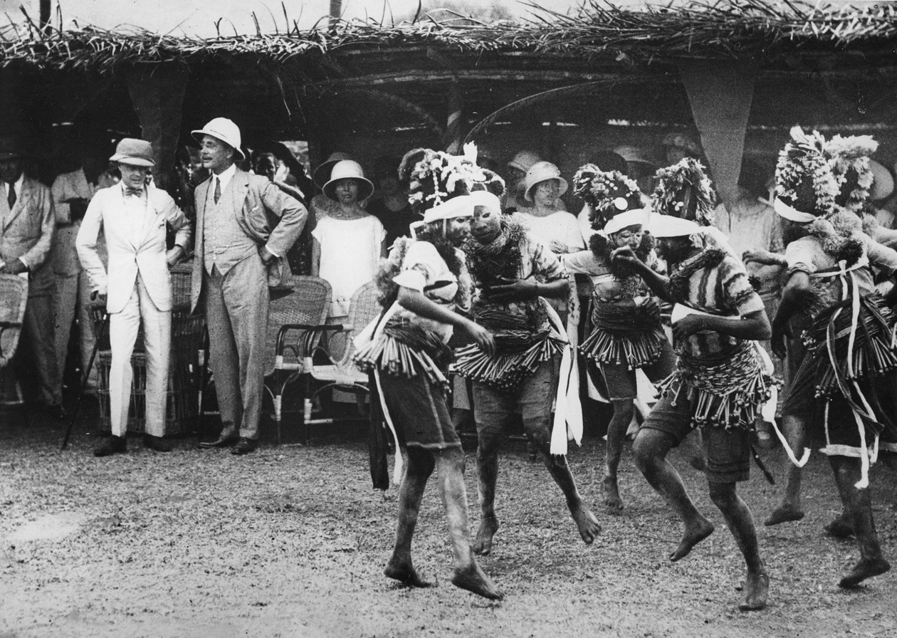 Flickor från Bundu-stammen dansar före prinsen, Freetown, Sierra Leone, 1925 av Thomas E. and Horace Grant Grant