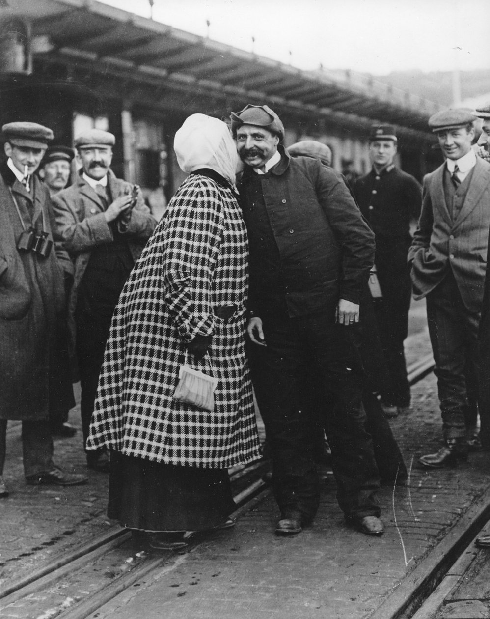 Herr och fru Bleriot efter att den förra hade flugit kanalen 1910 av Thomas E. and Horace Grant Grant