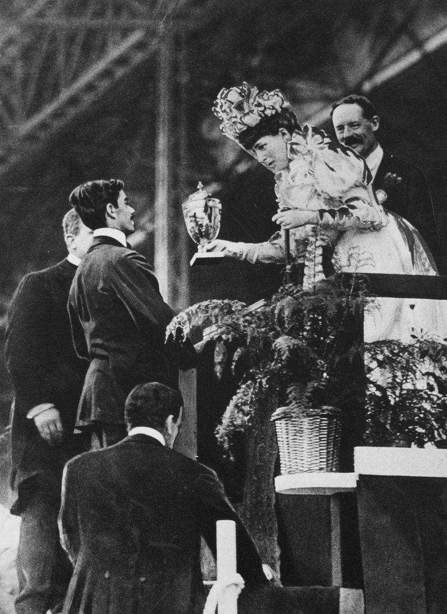 Drottning Alexandra överlämnar en speciell kopp till Dorando för att fira hans stora ansträngning att vinna det olympiska maraton i juli 1908 av Thomas E. and Horace Grant Grant