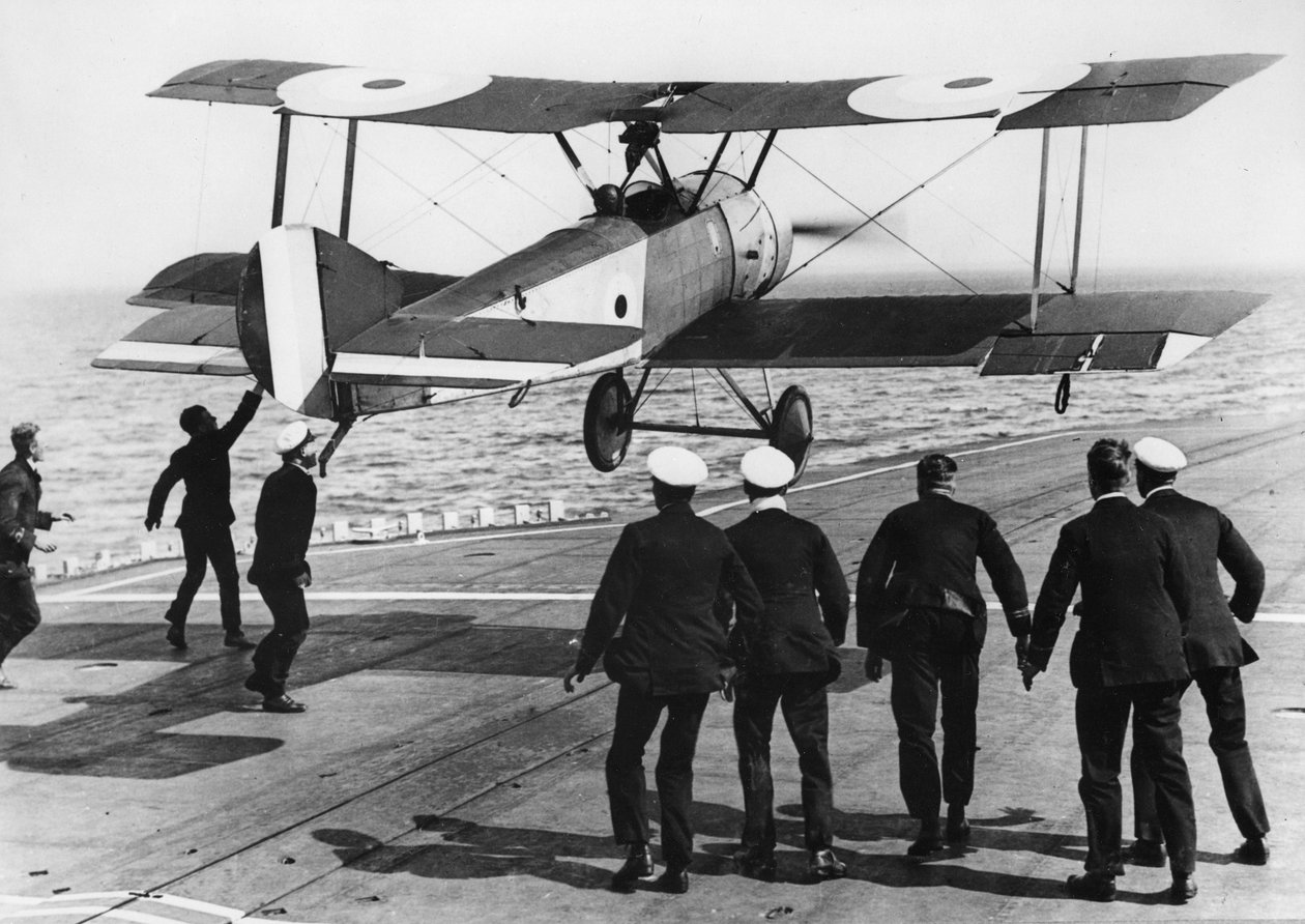 Squadron Commander Edwin Dunning landar en Sopwith Pup ombord på HMS Furious, 2 augusti 1917 av Thomas E. and Horace Grant Grant