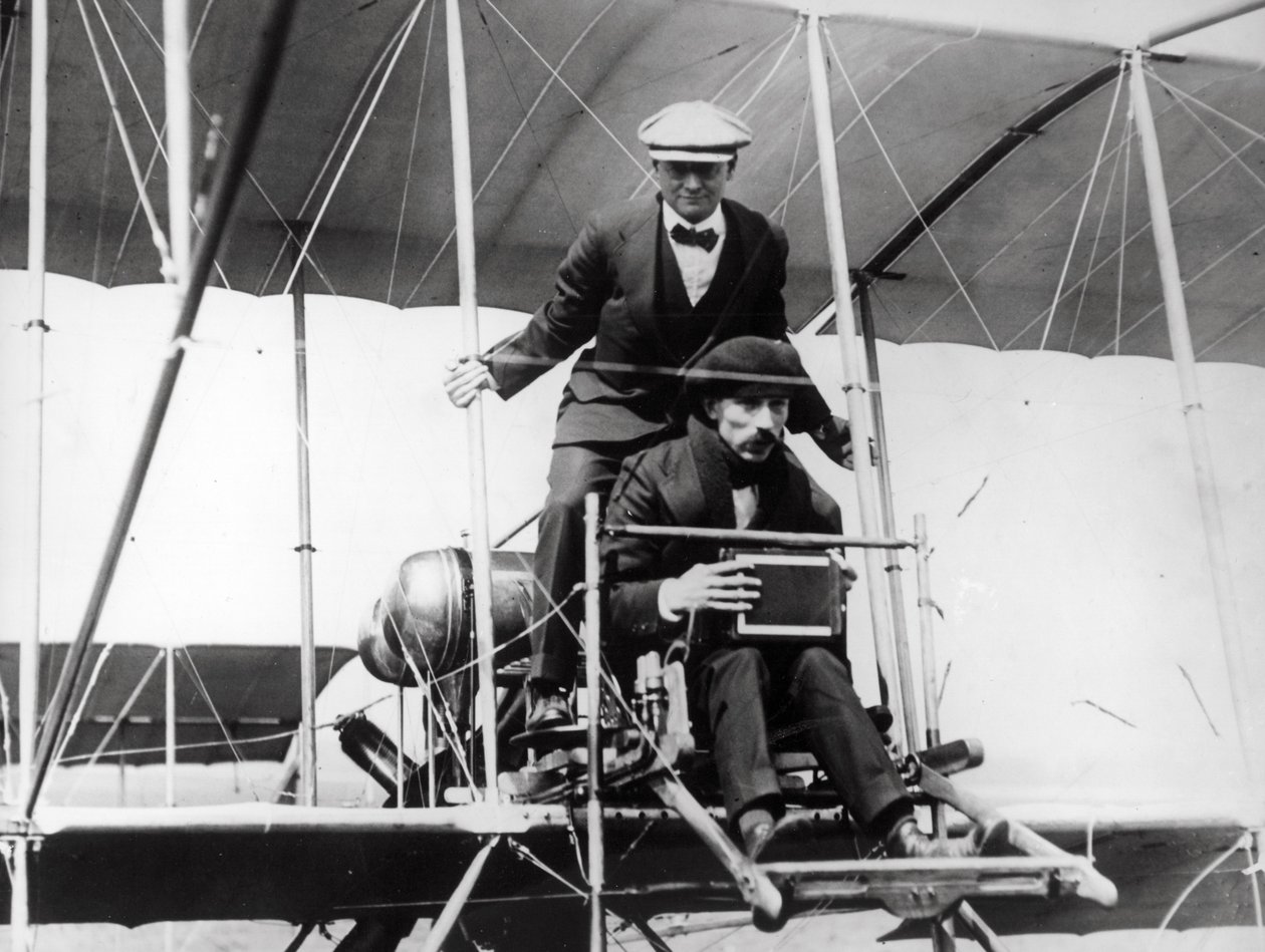 Thomas E. Grant och Lewis Turner i en flygande maskin för att fotografera solförmörkelsen, 1912 av Thomas E. and Horace Grant Grant