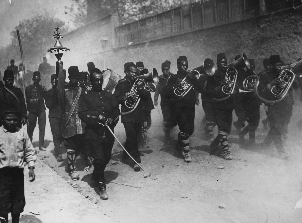 Triumferande intåg i Konstantinopel av unga turkiska soldater, maj 1909 av Thomas E. and Horace Grant Grant