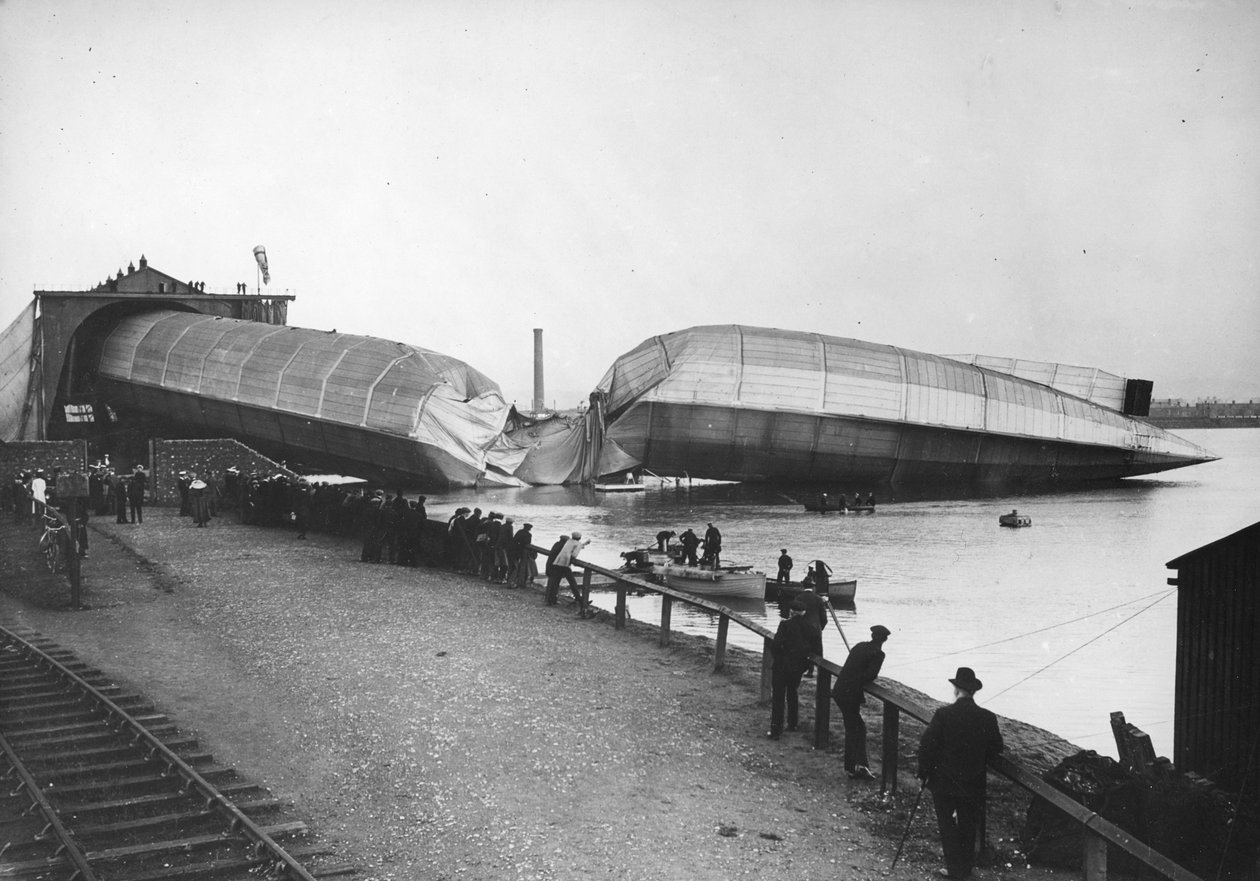 Vraket av Storbritanniens största luftskepp, The Mayfly, vid Barrow, 1911 av Thomas E. and Horace Grant Grant