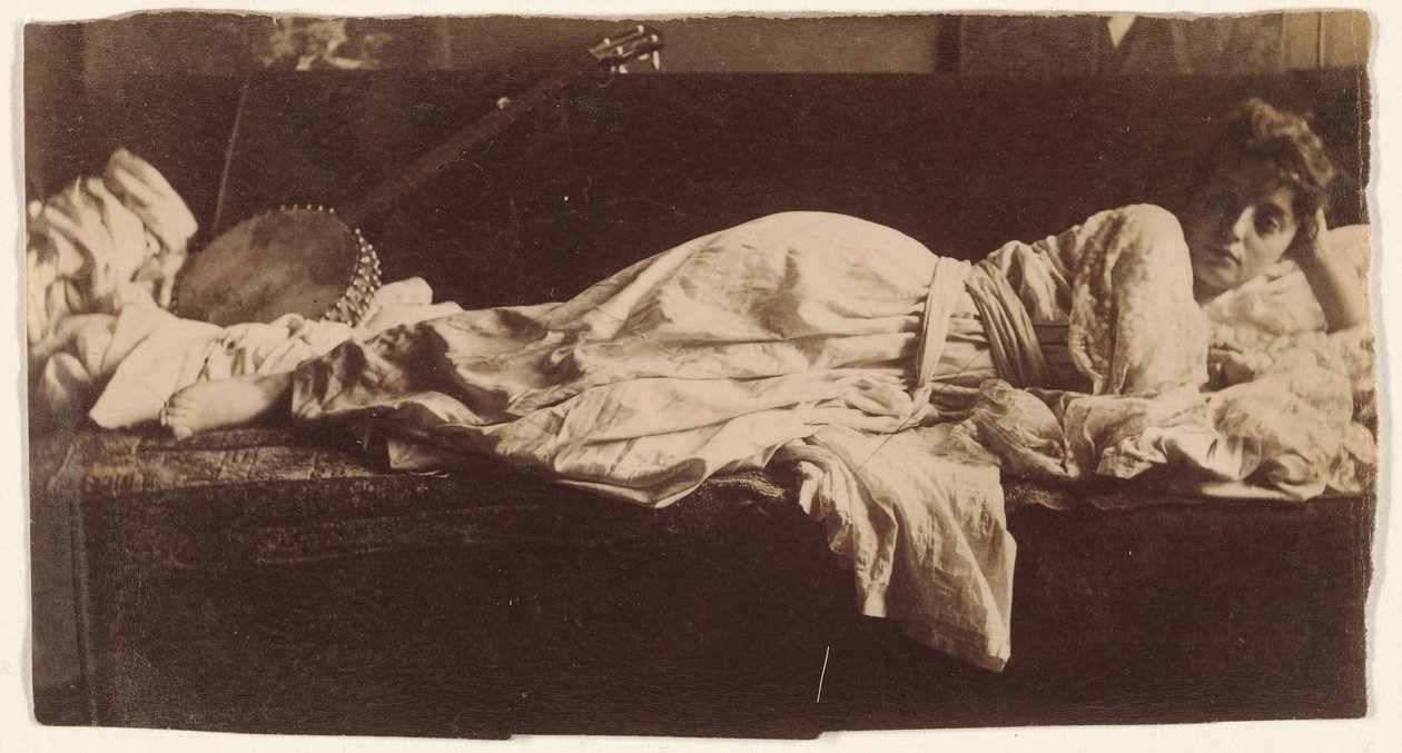 [Blanche Gilroy i klassisk dräkt, liggande med banjo] av Thomas Eakins
