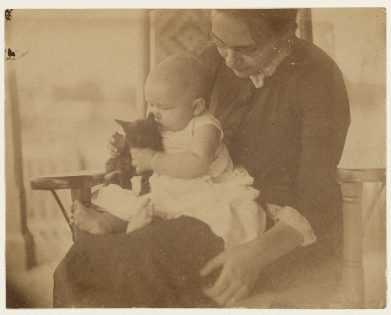 [Frances Crowell och barn med kattunge] av Thomas Eakins