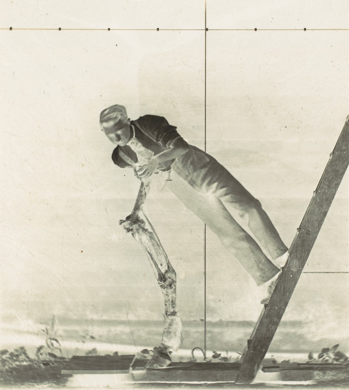 Man på en stege med dissekerad hästben, 1880-talet. av Thomas Eakins