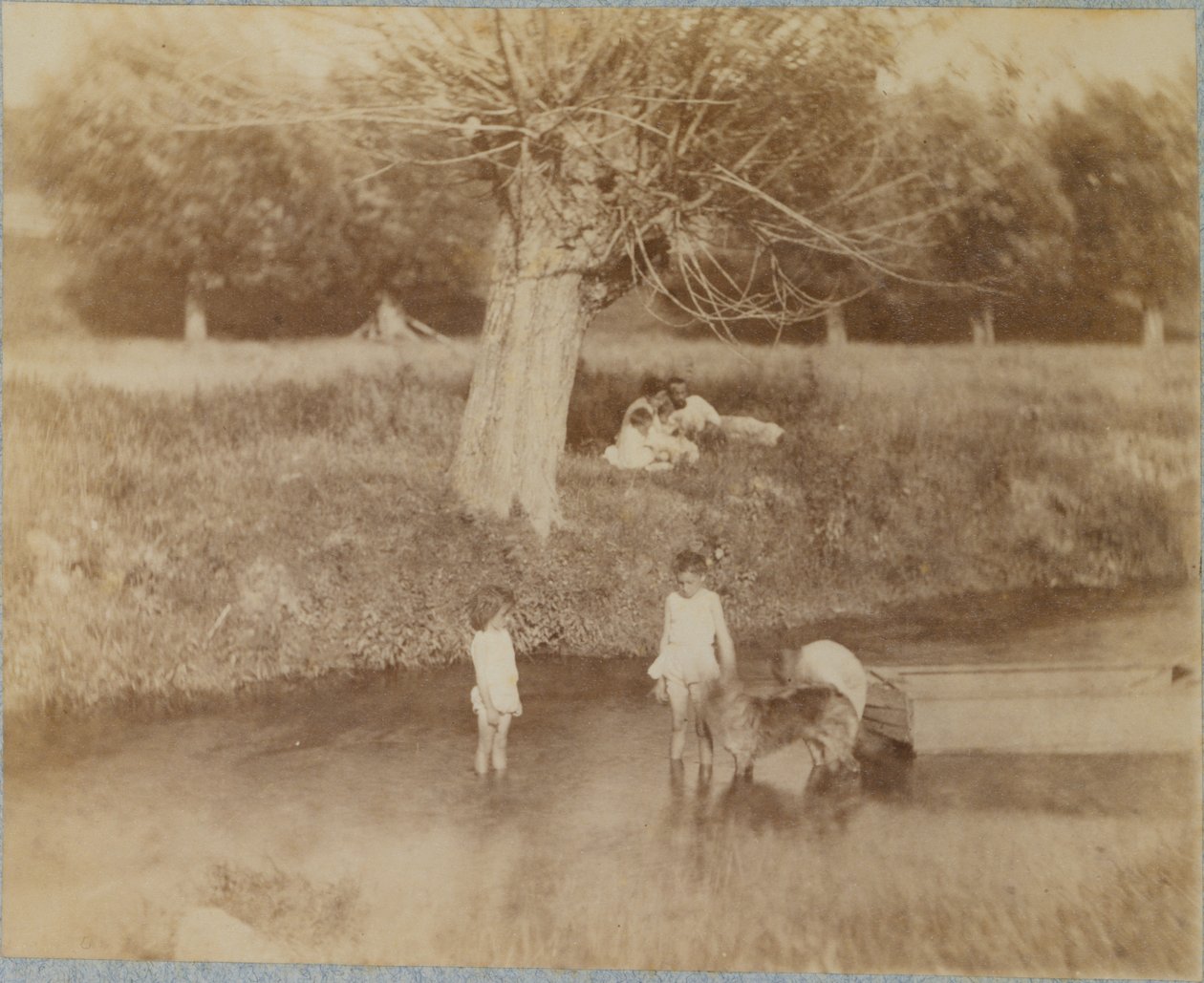 Tre barn och en hund som leker i bäcken, 4 juli 1883 av Thomas Eakins