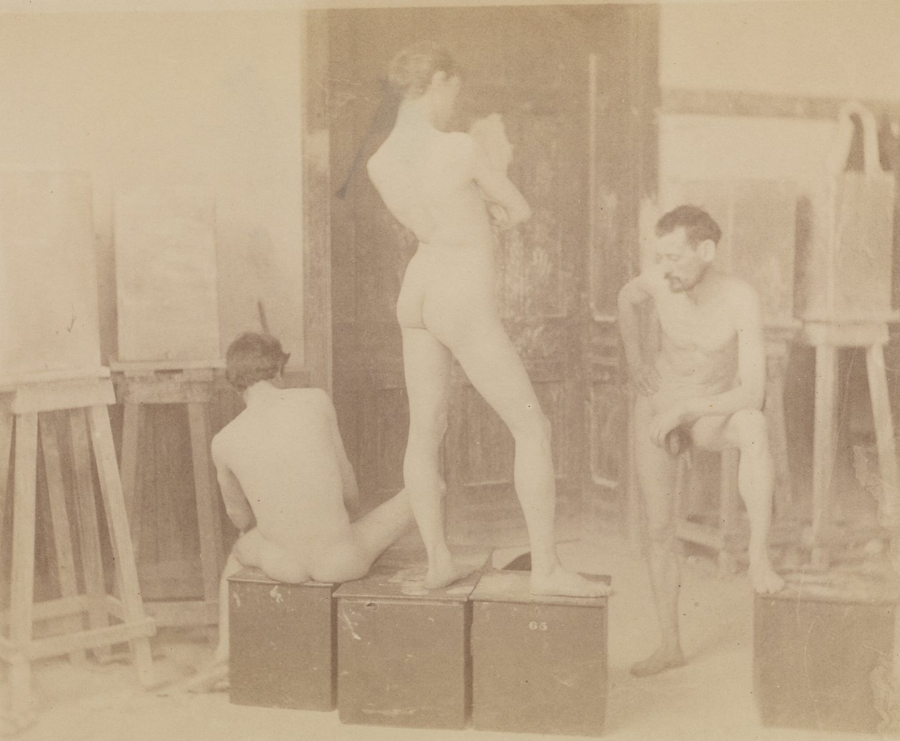 [Tre nakenmodeller i målarateljé] av Thomas Eakins