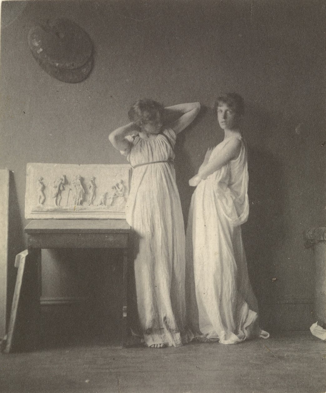 [Två kvinnliga modeller i klassisk dräkt med Eakins skulptur "Arcadia"]. av Thomas Eakins