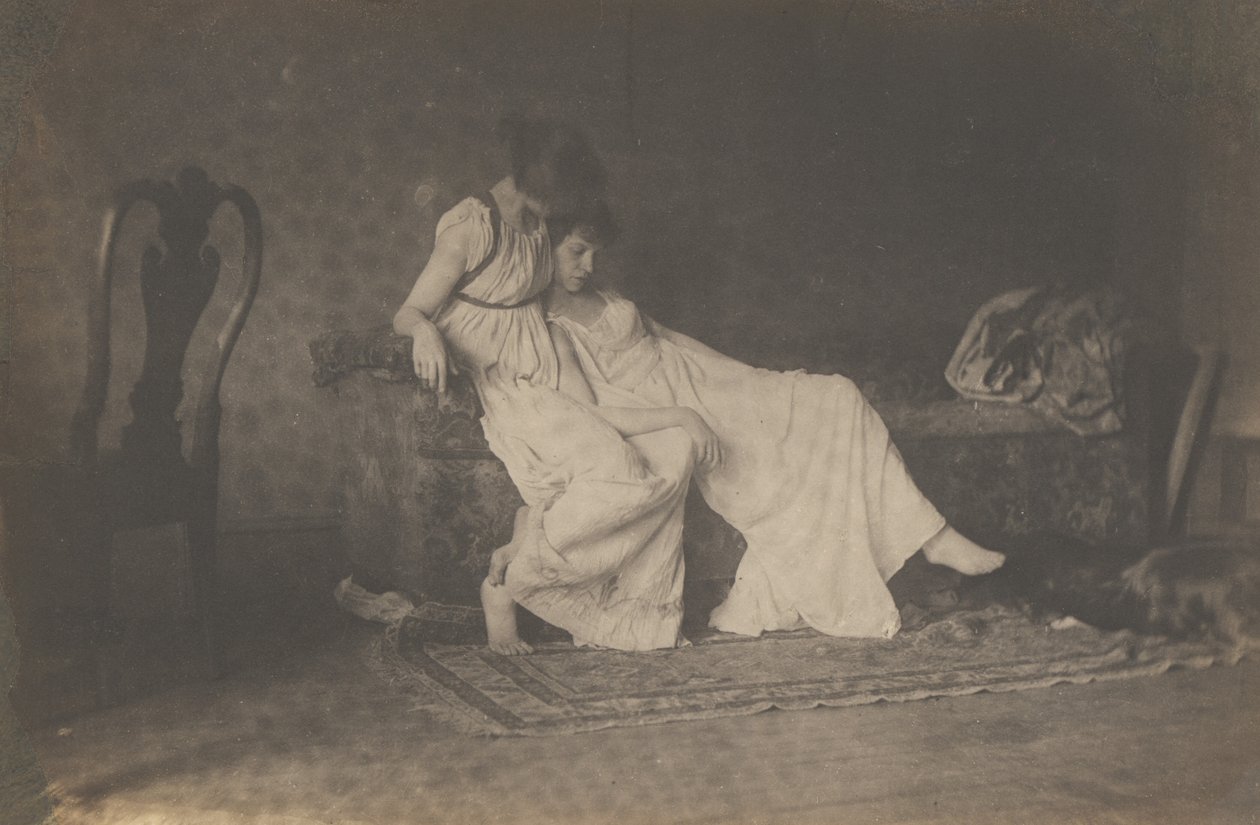 [Två kvinnliga studenter i klassisk kostym i Eakins ateljé] av Thomas Eakins