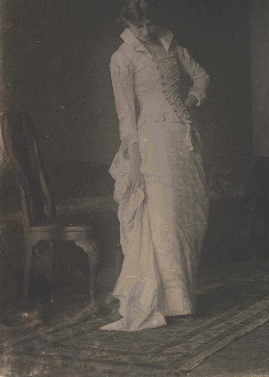 [Kvinna i vit klänning med spetskropp i Thomas Eakins studio], 1880-talet, 1880-talet. av Thomas Eakins