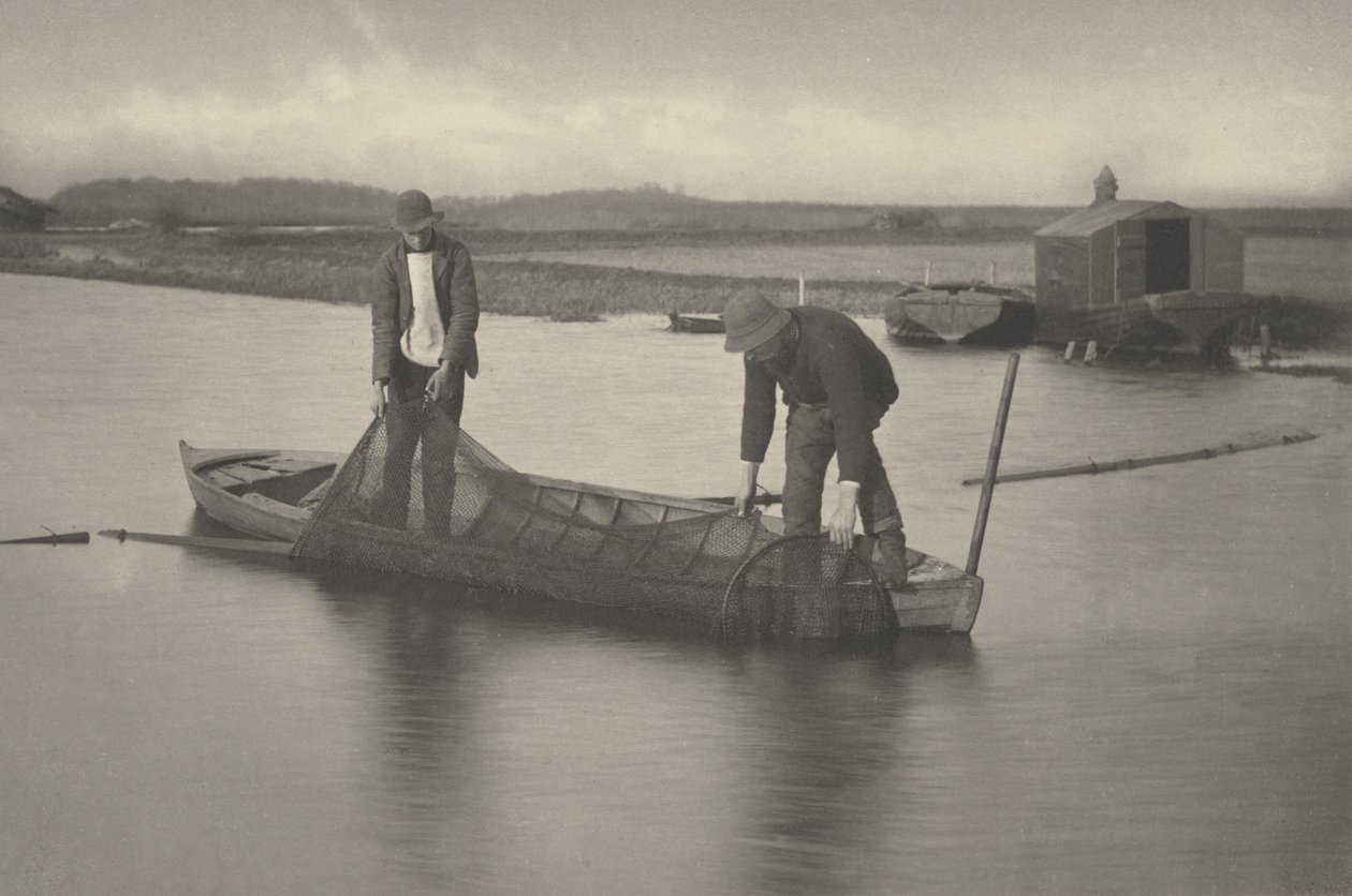 Att ta upp ålnätet,1886 (foto) av Thomas Frederick Goodall