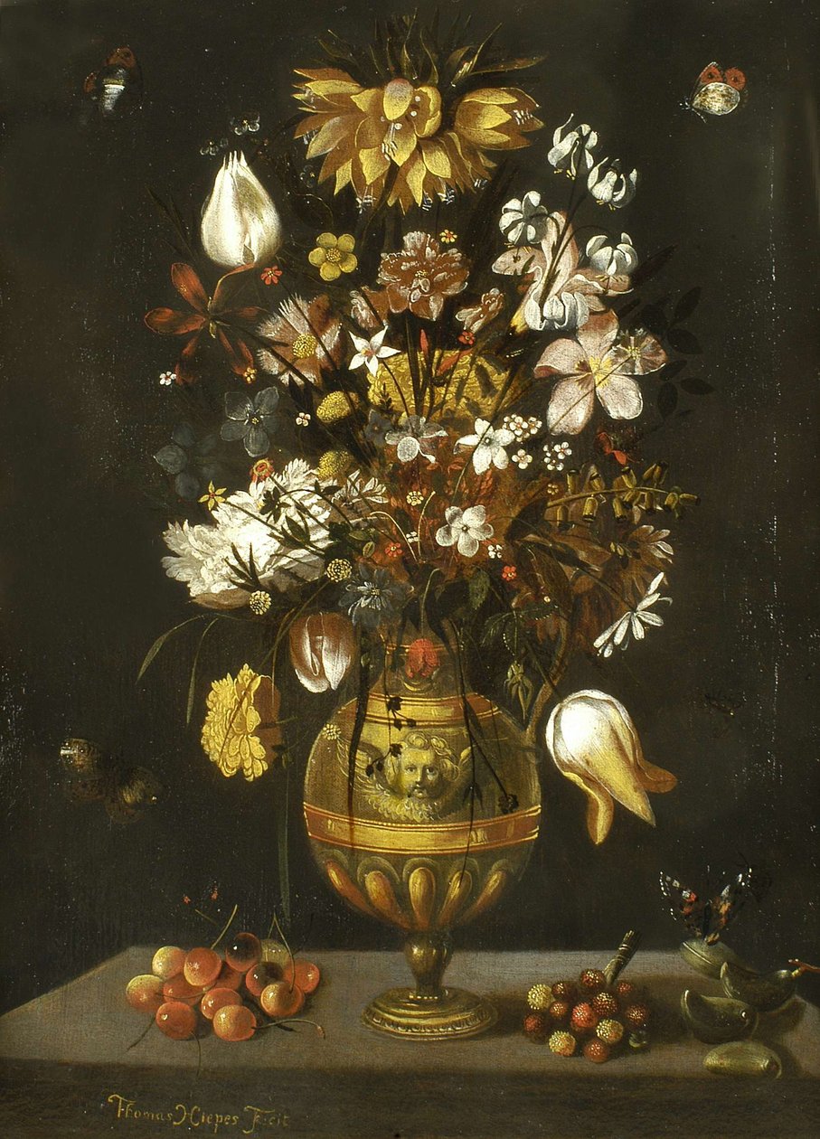 Blomstervas i guldbrons med körsbär, trädjordgubbar och mandlar på ett bord av Thomas Hiepes